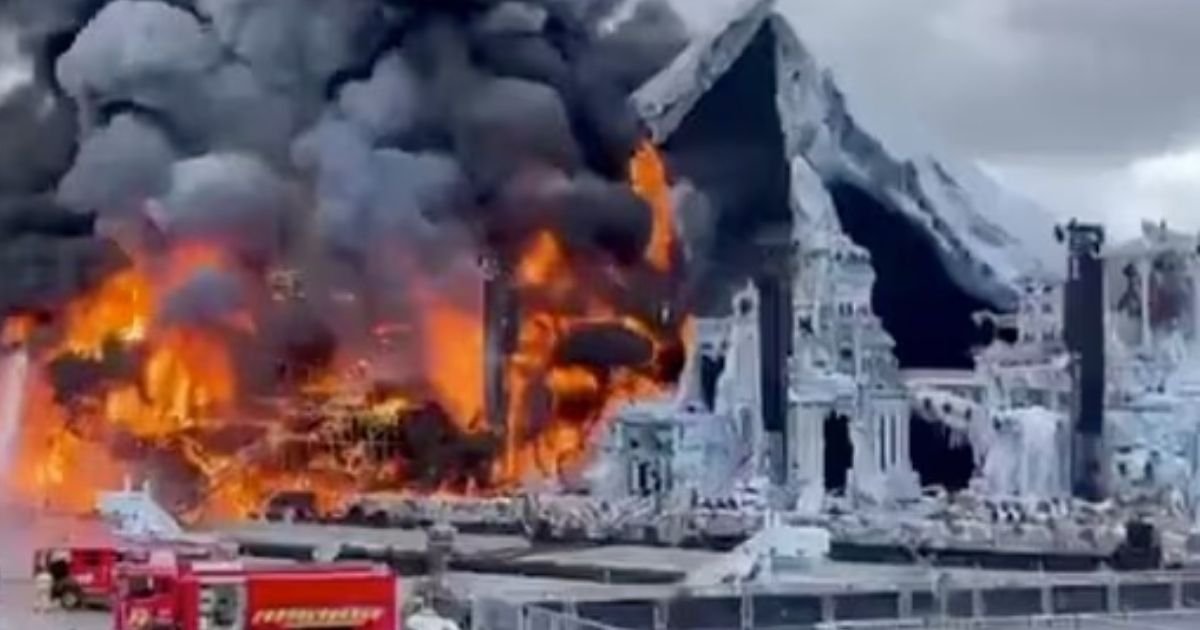 copy of articles thumbnail 1200 x 630 95 4.jpg?resize=412,275 - Tomorrowland Stage Goes Up in Flames and Is Destroyed by Inferno Right Before Festival Kicks Off