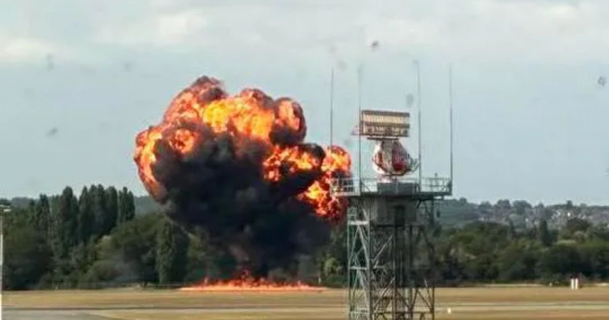 copy of articles thumbnail 1200 x 630 96 2.jpg?resize=412,232 - Witnesses Describe Horror As Plane Violently Crashes To The Ground After Pilots 'Waved to Children'