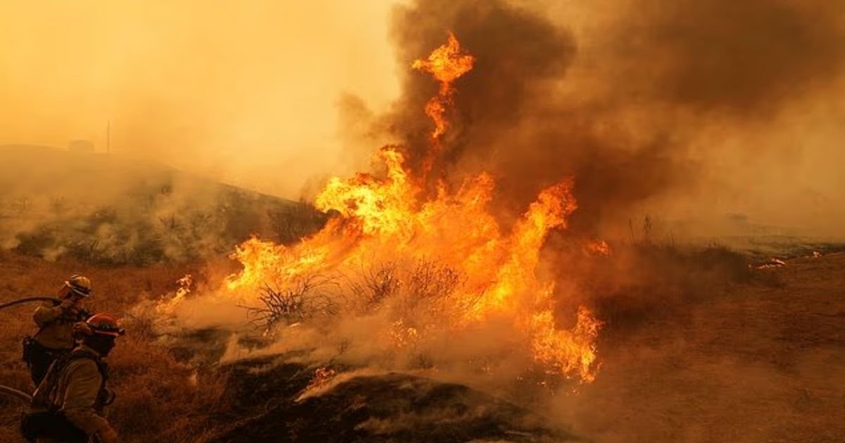 copy of articles thumbnail 1200 x 630 99 2.jpg?resize=412,275 - Flames spread with 'alarming speed' north of Los Angeles as Canyon Fire forces evacuations in Southern California